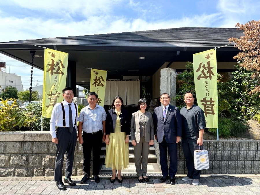 Vice Chairwoman of the Gia Lai Provincial People’s Committee Nguyễn Thị Thanh Lịch (third from right) poses for a commemorative photo with Mr. Hitoshi Kato (second from right), Chairman of the Japan-Vietnam Friendship Association in Osaka. Photo: Provided by Organizers anh-6-152410.jpg