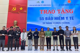 Coordinating units present health insurance cards to disadvantaged residents in the western region of the province.