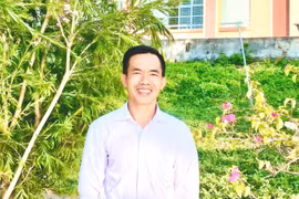 Mr. Trương Công Hương, Vice Principal of Kim Đồng Primary and Secondary School (Đắk Pơ commune), is a dedicated educator and a role model for teachers working with disadvantaged students in Gia Lai province.