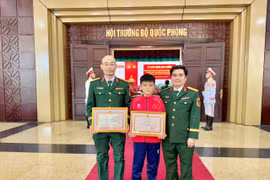 Young chess player Hoàng Tấn Vinh has been awarded a certificate of merit by the Ministry of National Defense in recognition of his outstanding achievements at the 33rd SEA Games and various international tournaments.