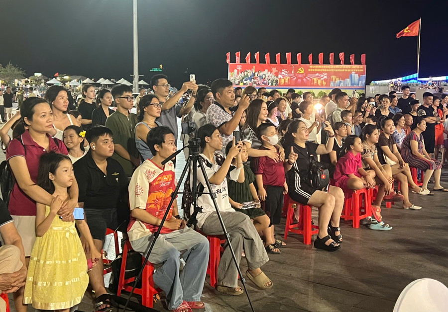 A large audience attended the program. Photo: Dương Linh nghe-thuat-1.jpg