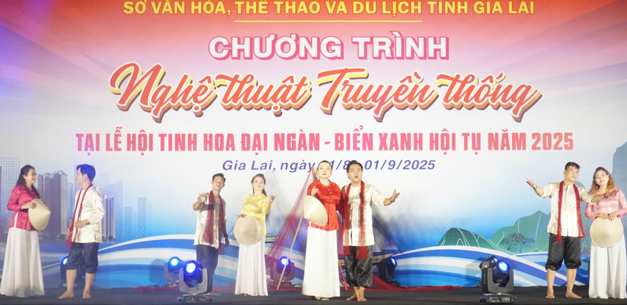 The folk bài chòi performance “Vươn khơi bám biển” by the male and female ensemble of the Bài Chòi Opera Troupe (Provincial Traditional Arts Theatre). Photo: Dương Linh nghe-thuat.jpg