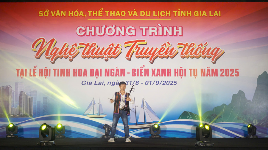 Solo đàn nhị performance “Kể chuyện ngày mùa” (“Tales of the Harvest Season”) by artist Nguyễn Văn Tới. Photo: Dương Linh dan-nhi.jpg