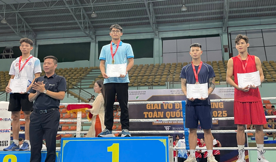 Boxer Trần Võ Anh Thông clinched the gold medal in the 57 kg weight class, ages 17-18. Photo: Provided by Organizers boxing-gia-lai4.jpg