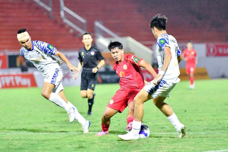 A fierce challenge between Quy Nhơn United (in red) and Thanh niên TP Hồ Chí Minh. Photo: Quy Nhon United vong-5-hang-nhat-quoc-gia-1.jpg