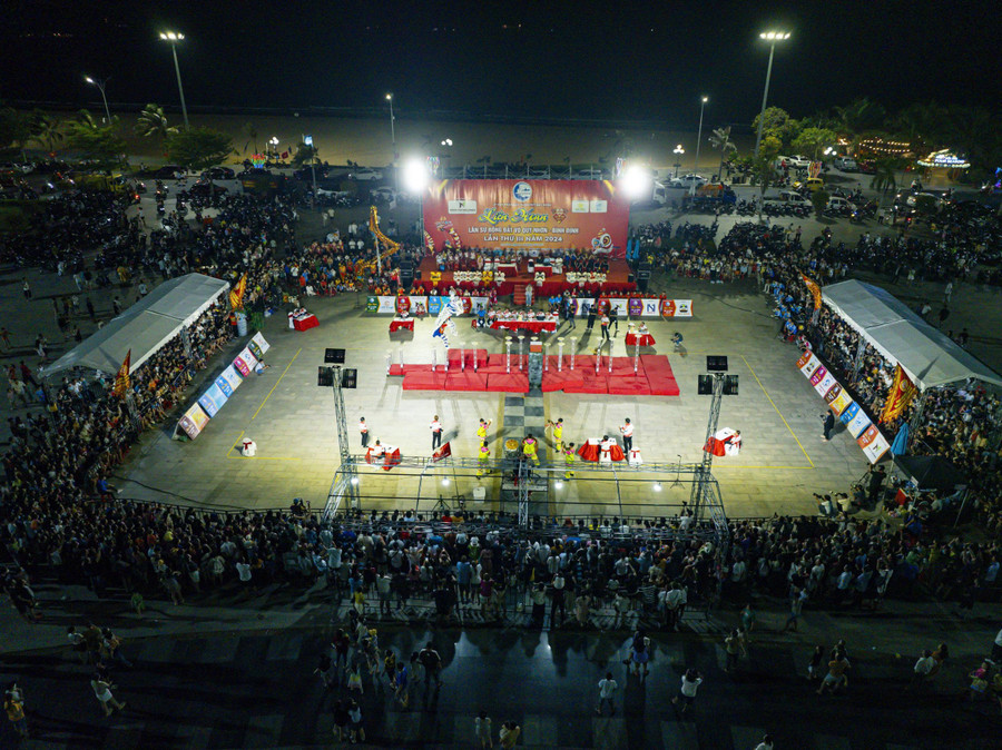 The captivating Mai Hoa Thung performance draws large crowds. Photo: H.V mai-hoa-thung.jpg