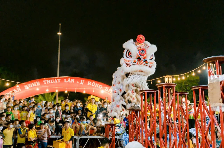 The Mid-Autumn Festival atmosphere is even more festive with the meticulously prepared Mai Hoa Thung performance by the Binh Minh Hoai Nhon Lion and Dragon Dance Troupe. Photo: Provided by the troupe binh-minh-hoai-nhon-mai-hoa-thung-2.jpg