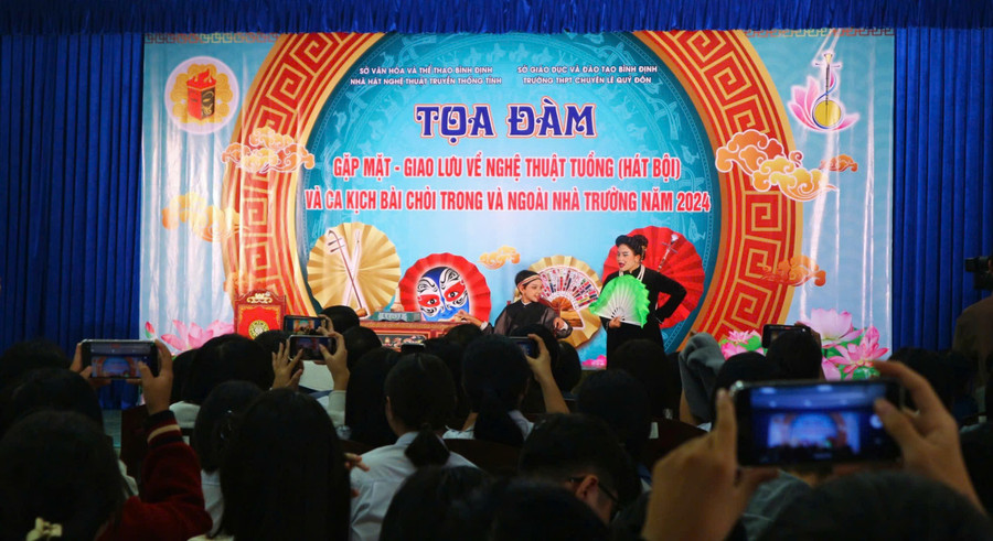 The excerpt from the bài chòi play "Ông xã - Bà đội" was performed by students with wit and humor, bringing much laughter to the audience. Photo: H.V nghe-thuat-truyen-thong.jpg