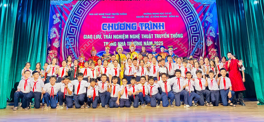 Through these exchanges, it is hoped that the flame of passion and love for traditional arts will be ignited and spread strongly among the younger generation. Photo: H.V nghe-thuat-truyen-thong-14.jpg