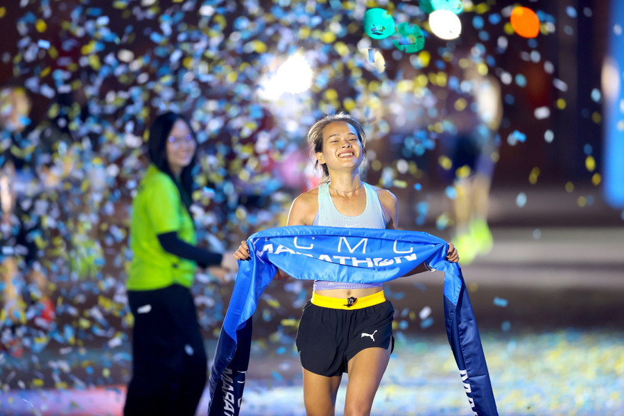 pham-thi-hong-le-vo-dich-cu-ly-full-marathon-tai-ho-chi-minh-city-marathon-2026.jpg