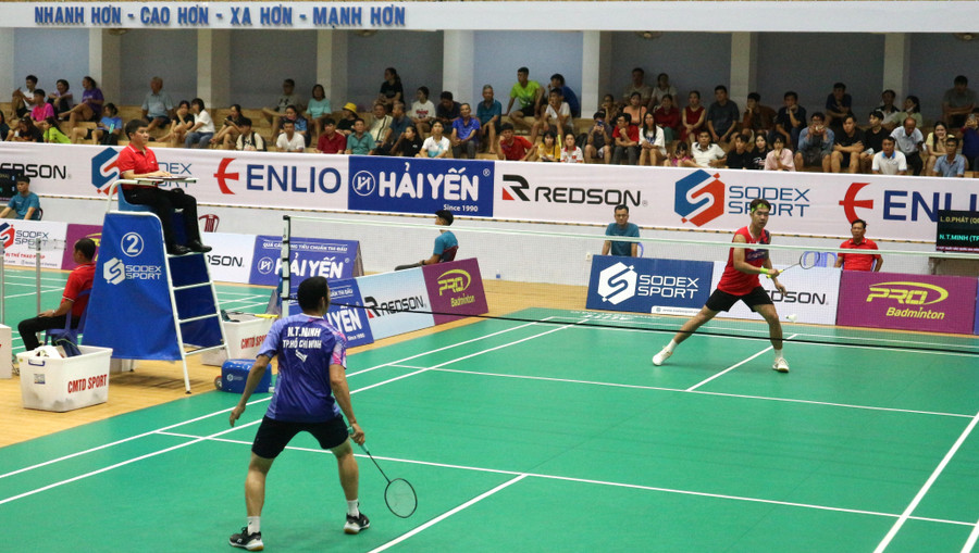 The quarterfinal match between Lê Đức Phát (Military team, red shirt) and Nguyễn Tiến Minh (Ho Chi Minh City) at the 2025 National Badminton Elite Players Championship. Photo: Huỳnh Vỹ le-duc-phat5.jpg
