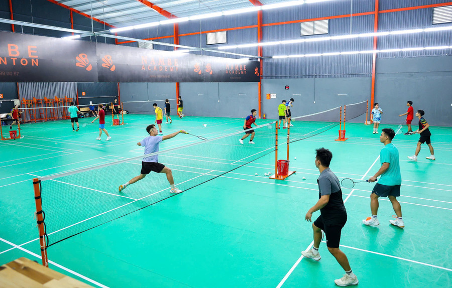 Athlete Lê Đức Phát (in purple) is currently the top badminton player of the Military sports team. Photo: Huỳnh Vỹ giai-vo-dich-cau-long-cac-cay-vot-xuat-sac2jpg.jpg