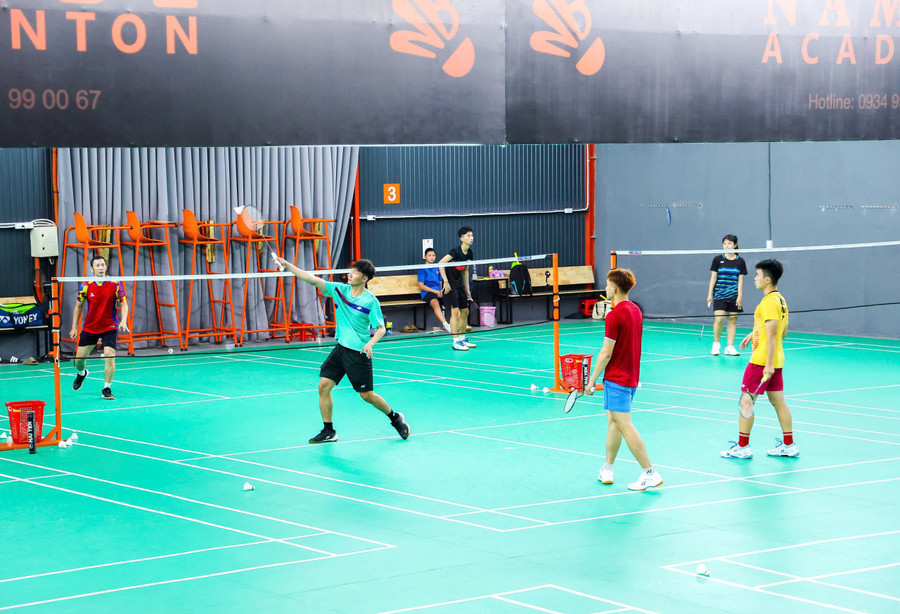 Vietnamese badminton icon Nguyễn Tiến Minh (in red, far left) trains ahead of the 2025 National Badminton Elite Players Championship. Photo: Huỳnh Vỹ giai-vo-dich-cau-long-cac-cay-vot-xuat-sac1jpg.jpg