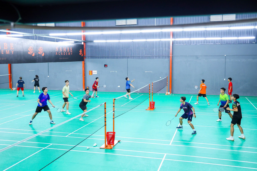 Athletes train intensively in preparation for the tournament. Photo: Huỳnh Vỹ giai-vo-dich-cau-long-cac-cay-vot-xuat-sac.jpg