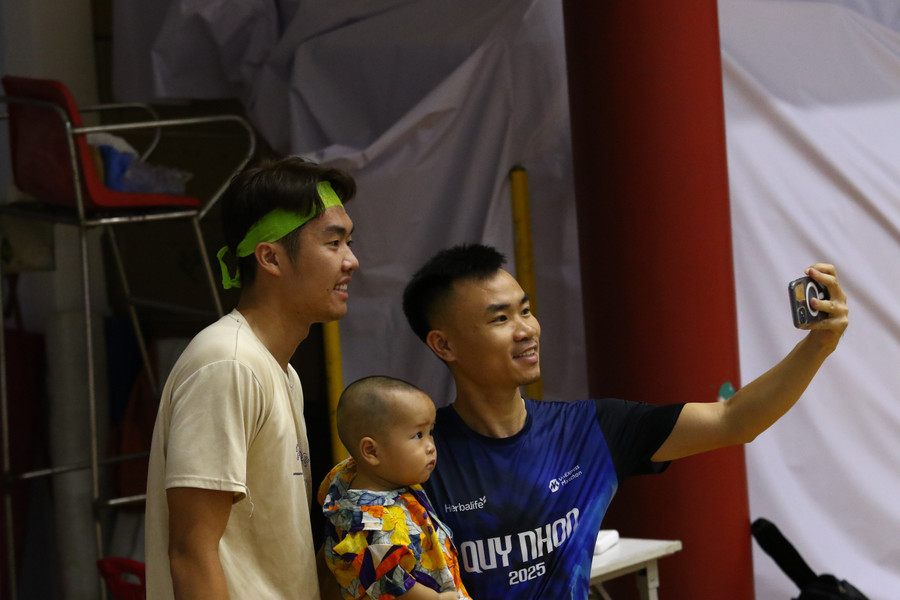 Badminton player Lê Đức Phát poses for a photo with fans. Photo: Huỳnh Vỹ le-duc-phat-4.jpg