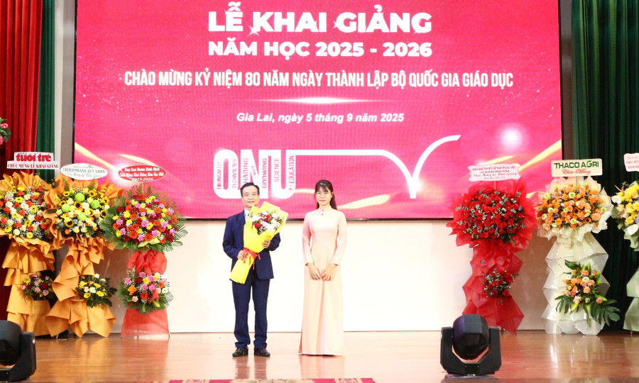 A representative of the new students presents flowers in gratitude to the university. Photo: Huỳnh Vỹ 5-93.jpg