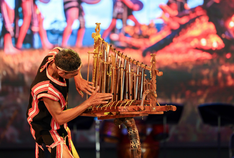 The resonant sounds of Gia Lai’s gongs and ethnic music echoed in the land of the rising sun. Photo: Văn hóa (Culture) Newspaper cong-chieng-va-am-nhac-dan-toc.jpg
