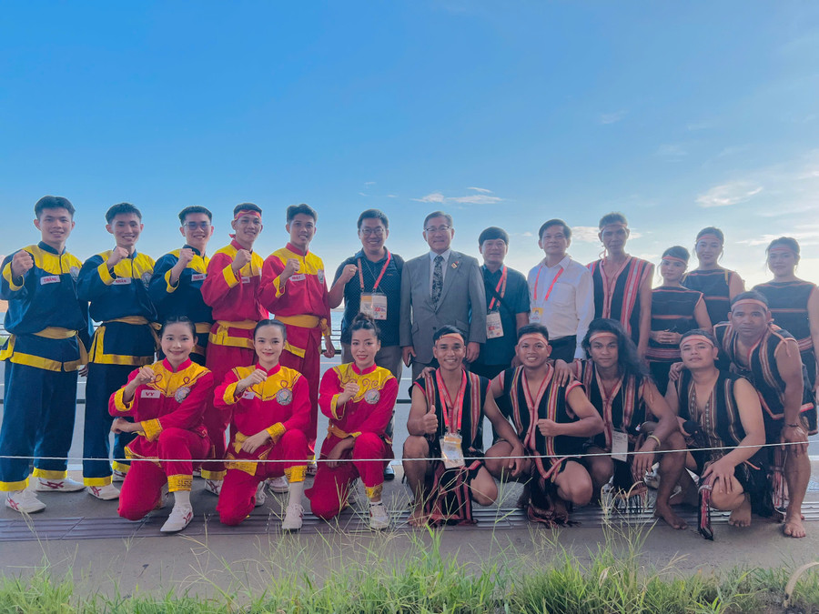 Mr. Kato Hirosuke, Chairman of the Japan-Vietnam Friendship Association in Sakai City (seventh from left), visited and congratulated the Gia Lai traditional martial arts and gong troupe after their performances at the Vietnam National Day program. Photo: Provided by the Organizing Committee vo-co-truyen-expo-2025.jpg