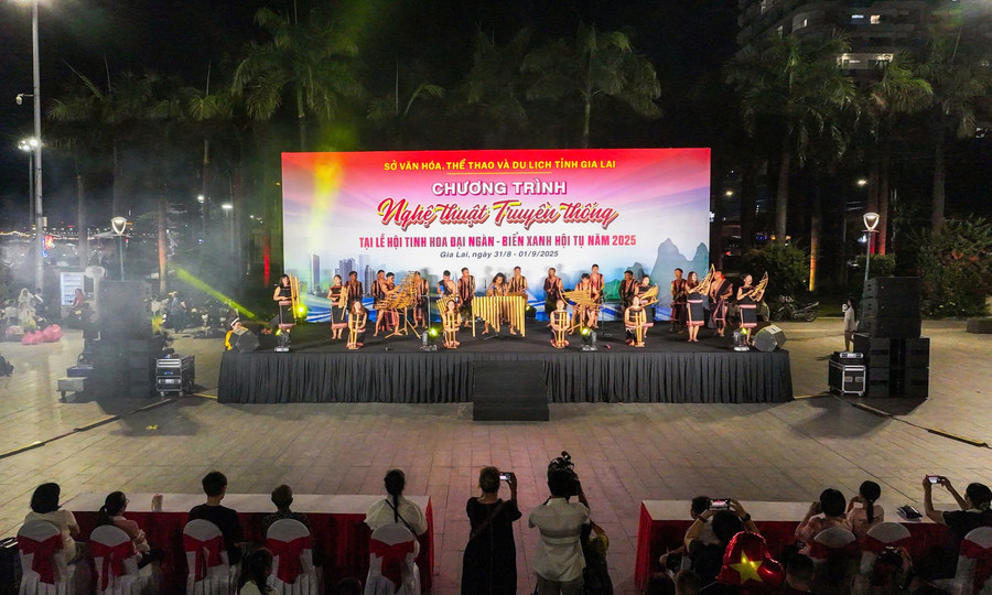 The traditional art program was meticulously staged, harmoniously blending traditional and modern elements to offer audiences both familiar and novel experiences. Photo: Nguyễn Dũng z6964686193392-4d72e1d428dc6bc183edd146176c7d73.jpg