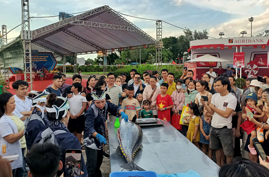 Crowds gathered to watch the live demonstration of butchering and filleting ocean tuna at the “Delicacies from Basalt Land and the Sea” culinary festival. Photo: Huỳnh Vỹ ca-ngu.jpg