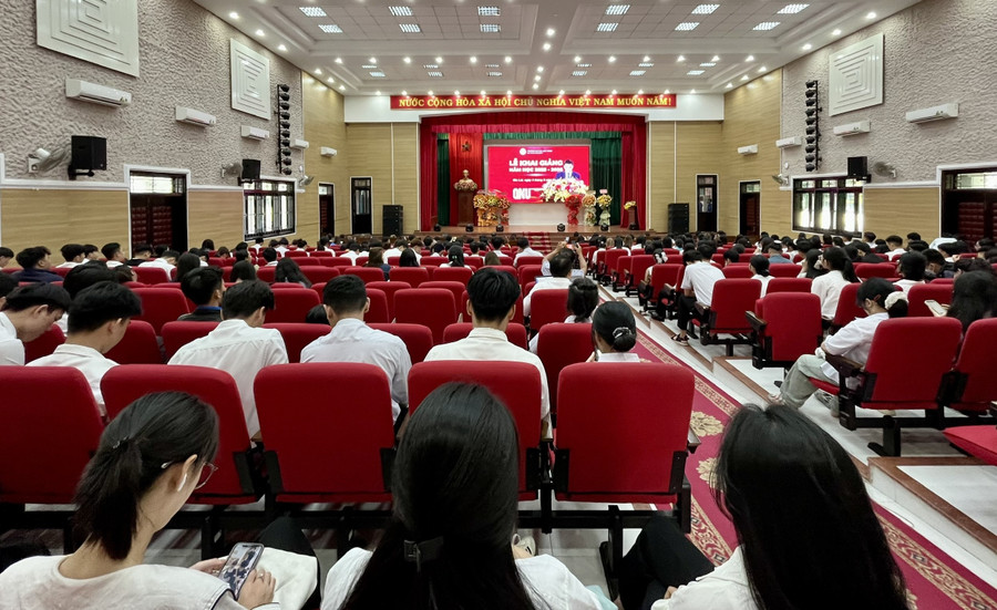 Assoc. Prof. Dr. Đoàn Đức Tùng, Rector of Quy Nhon University, delivers remarks at the opening ceremony of the new academic year. Photo: Huỳnh Vỹ 5-92.jpg