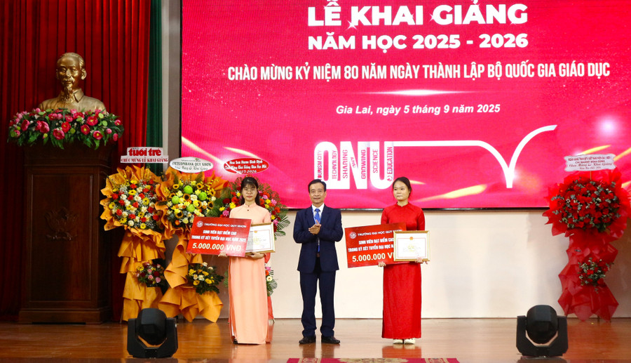 Certificates of merit and awards are presented to new students who achieved high scores in the 2025 university entrance examination. Photo: Huỳnh Vỹ 5-9.jpg