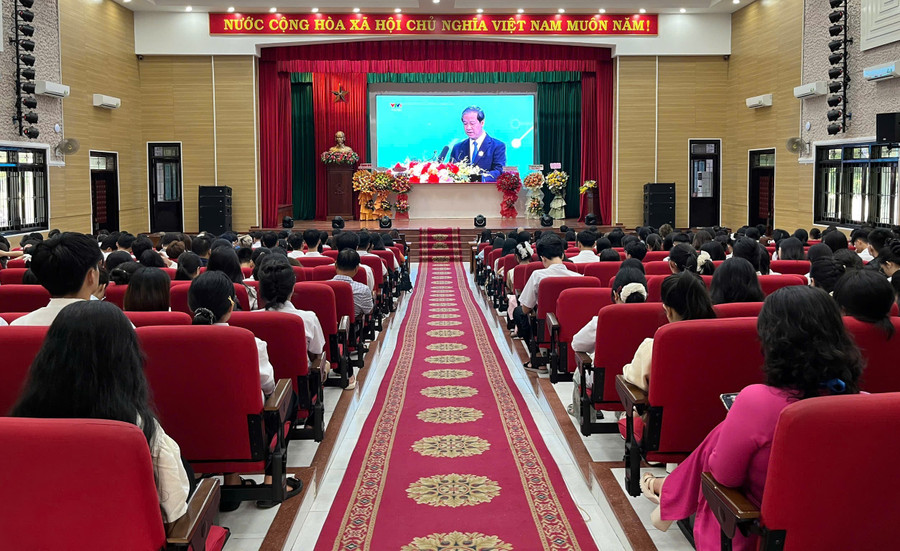 Students of Quy Nhon University are watching the opening ceremony of the new academic year and the 80th anniversary of the Ministry of National Education at the National Convention Center (Hanoi), broadcast live on VTV1. Photo: Huỳnh Vỹ 5-91.jpg