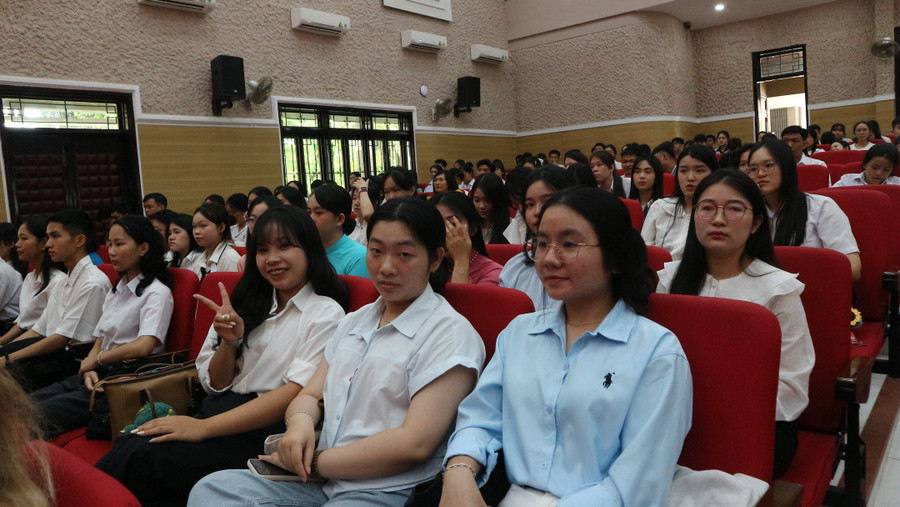 New students enthusiastically begin their first academic year at Quy Nhon University. Photo: Huỳnh Vỹ img-1188.jpg