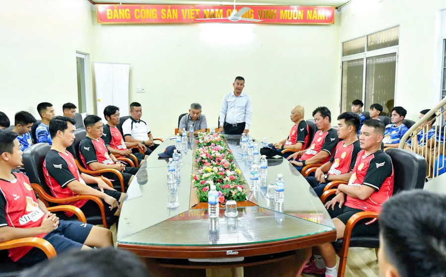 Newly appointed Chairman Dinh Hong Vinh meets with staff, the coaching board, and players of Quy Nhon United Football Club. Photo: Provided by the club dinh-hong-vinh-1.jpg