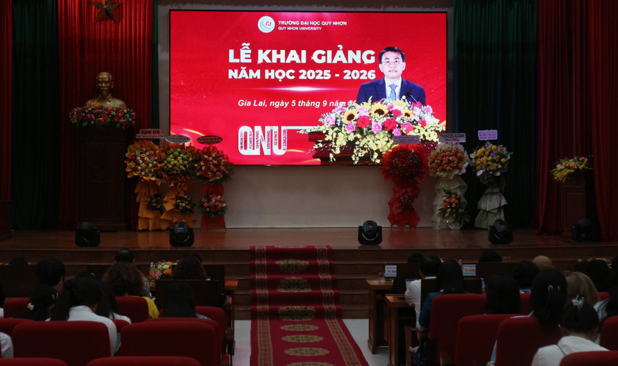 Assoc. Prof. Dr. Đoàn Đức Tùng emphasizes the university’s key tasks for the new academic year. Photo: Huỳnh Vỹ 5-94.jpg