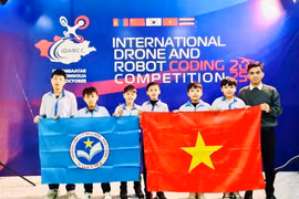 Vu Hoang Nam (far left) has excelled by winning the gold medal in individual drone programming.