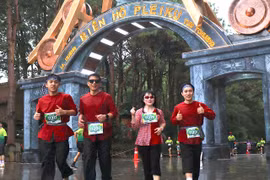 The family of Mr. Đỗ Xuân Việt (Kon Tum Ward, Quảng Ngãi Province) donned traditional bà ba attire, characteristic of the southwestern region, at the Gia Lai City Trail 2025.
