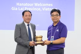 Chairman of the Provincial People's Committee Pham Anh Tuan Holds Working Session with HanaTour Company