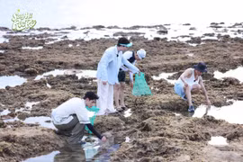 The "Say Hi Rực Rỡ" cast busily prepares dinner on Cù Lao Xanh Island