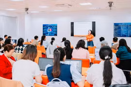 Officials and teachers participate in training on applying AI in teaching.