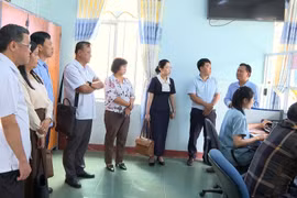 The survey team from the Legal Affairs Committee of the Provincial People's Council conducted an on-site inspection at the Public Administrative Service Center of Hra Commune.