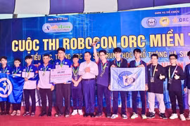 Students from Sao Viet Primary, Secondary, and High School win first prize at the Central Region Robocon ORC competition.