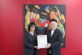Vice Chairwoman of the Gia Lai Provincial People's Committee, Nguyễn Thị Thanh Lịch, presented a gift from Gia Lai Province to a representative of Marubeni Lumber Company.