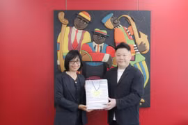 Vice Chairwoman of the Gia Lai Provincial People's Committee, Nguyễn Thị Thanh Lịch, presented a gift from Gia Lai Province to a representative of Marubeni Lumber Company.