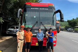 Mr. Bình's family received assistance from the traffic police and Hoang Long - Hung Cuong bus company to travel to the South for medical treatment.