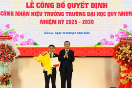 Deputy Minister of Education and Training Nguyễn Văn Phúc presented the appointment decision and offered flowers to congratulate Associate Professor Dr. Đoàn Đức Tùng.