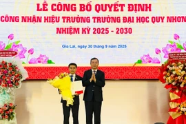 Deputy Minister of Education and Training Nguyễn Văn Phúc presented the appointment decision and offered flowers to congratulate Associate Professor Dr. Đoàn Đức Tùng.