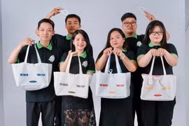 A group of students from FPT University Quy Nhon has brought to life the idea of "turning plastic waste into fashion." Photo: T.D