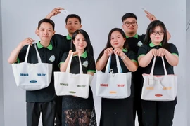 A group of students from FPT University Quy Nhon has brought to life the idea of "turning plastic waste into fashion." Photo: T.D