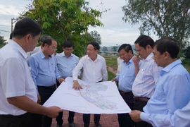 Deputy Secretary of the Provincial Party Committee and Chairman of the Provincial People's Committee Pham Anh Tuan works with Phu My Dong Commune