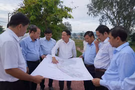 Deputy Secretary of the Provincial Party Committee and Chairman of the Provincial People's Committee Pham Anh Tuan works with Phu My Dong Commune