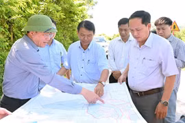 Chairman of the Provincial People's Committee Pham Anh Tuan inspects locations designated for the development of several projects in An Lao commune.