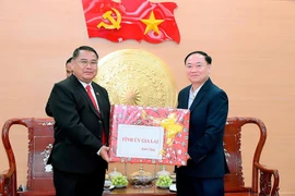 Secretary of the Gia Lai Provincial Party Committee presents gifts to leaders of Sekong Province.