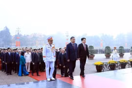Party and State leaders, along with delegates attending the 14th National Party Congress, pay tribute to President Ho Chi Minh at his Mausoleum