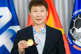 Winning the 33rd SEA Games, Coach Kim Sang-sik receives a medal and 33 taels of 24K gold